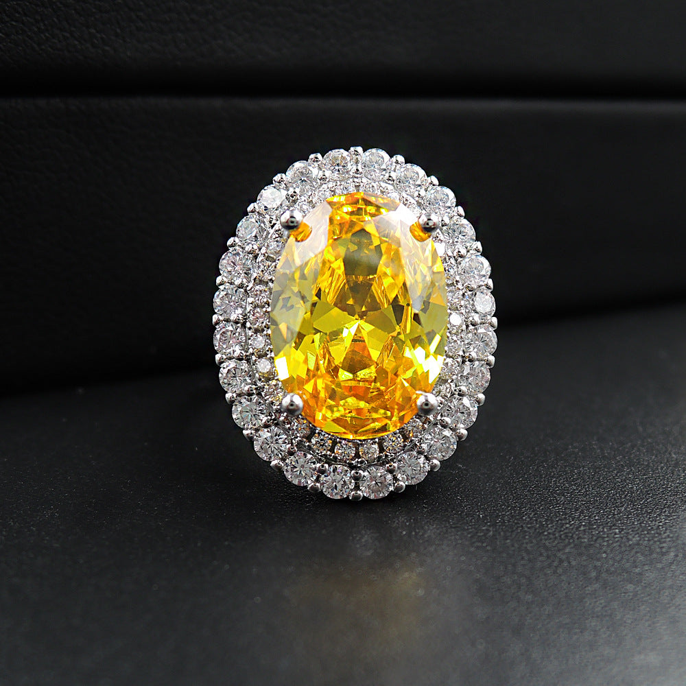 Oval Halo Cocktailring mit großem facettiertem Zentralschmuckstein und doppeltem Pavé-Zirkonrand