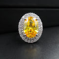 Oval Halo Cocktailring mit großem facettiertem Zentralschmuckstein und doppeltem Pavé-Zirkonrand