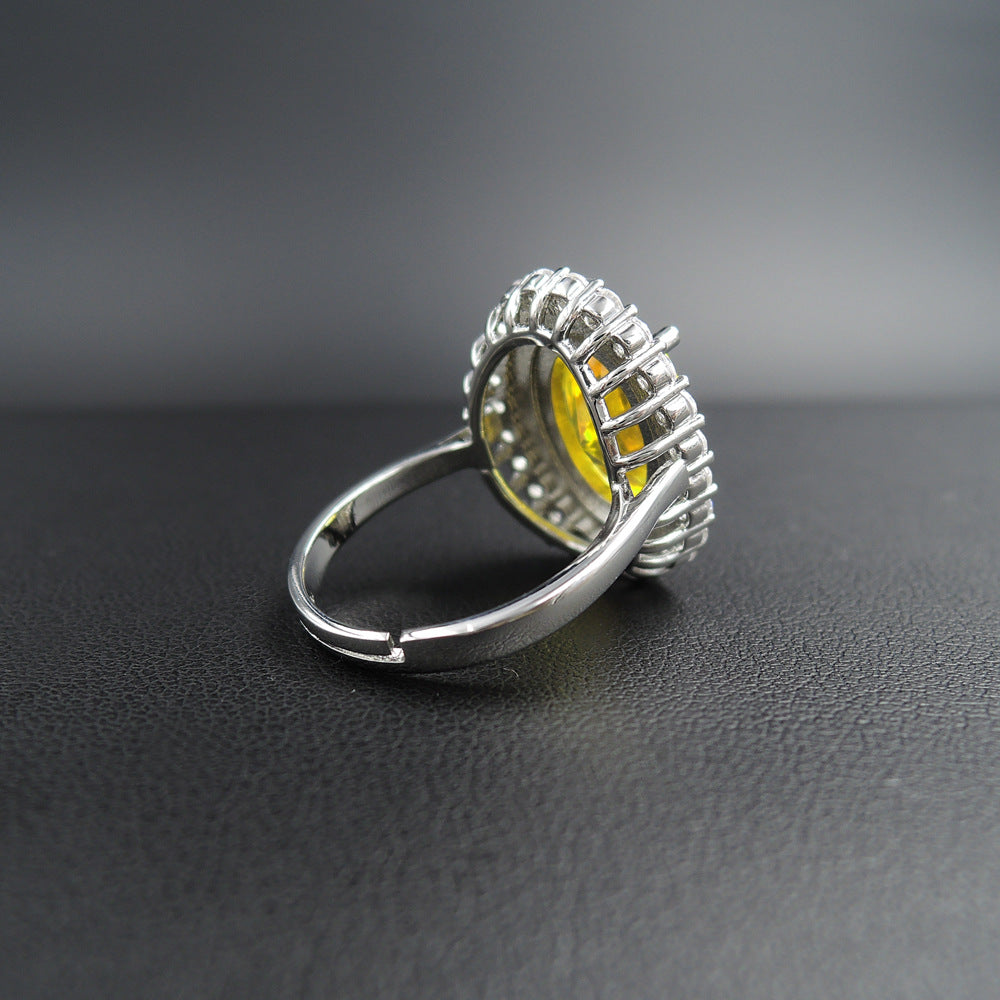 Oval Halo Cocktailring mit großem facettiertem Zentralschmuckstein und doppeltem Pavé-Zirkonrand