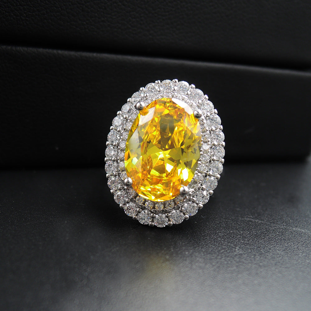 Oval Halo Cocktailring mit großem facettiertem Zentralschmuckstein und doppeltem Pavé-Zirkonrand