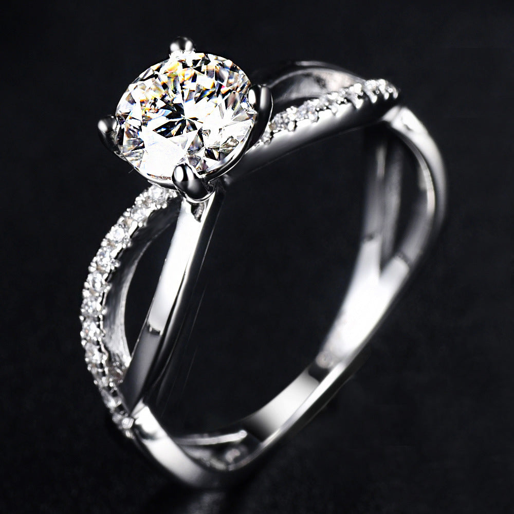 Damen Ring mit funkelndem Solitär und eleganten Zirkonia-Details Shop Nory