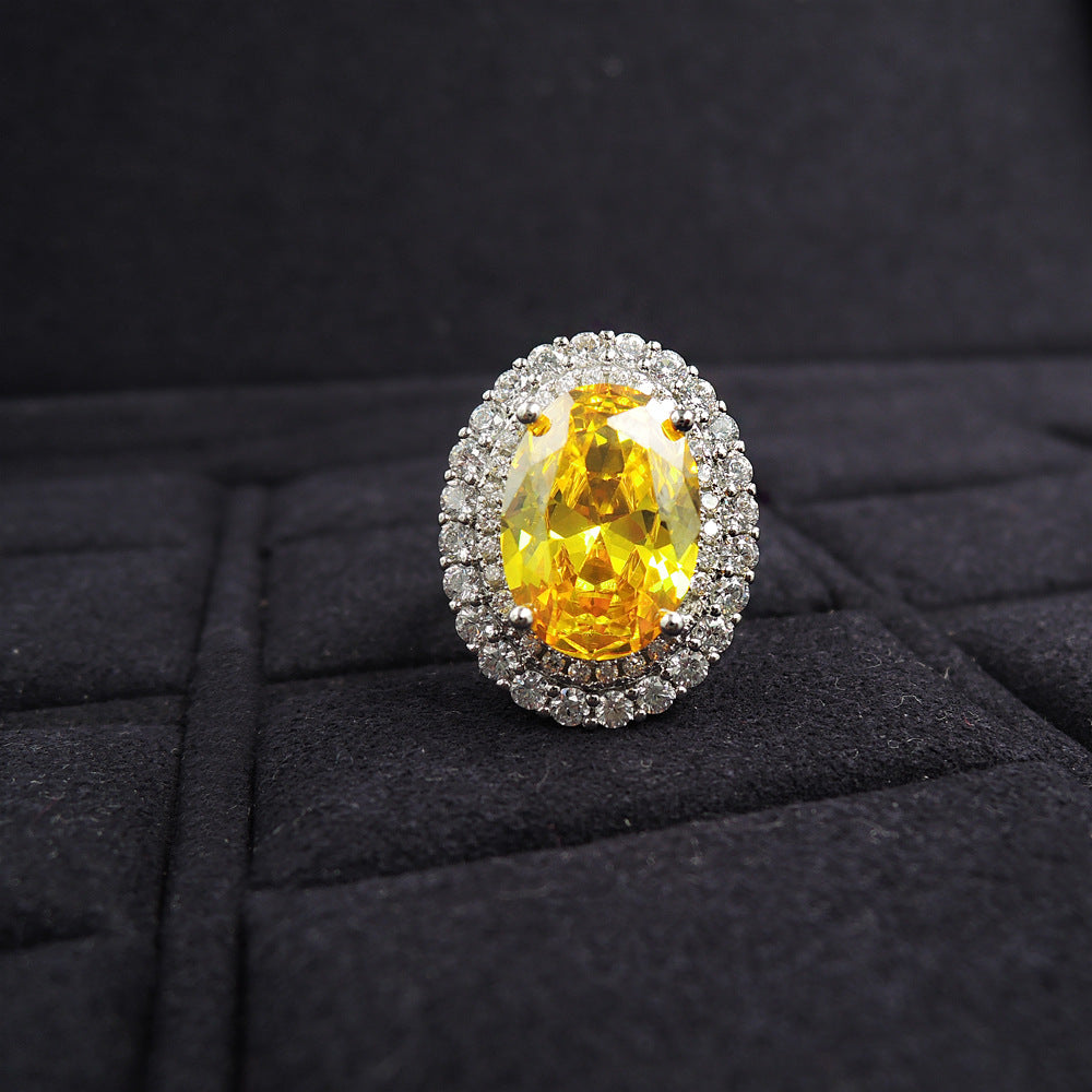Oval Halo Cocktailring mit großem facettiertem Zentralschmuckstein und doppeltem Pavé-Zirkonrand