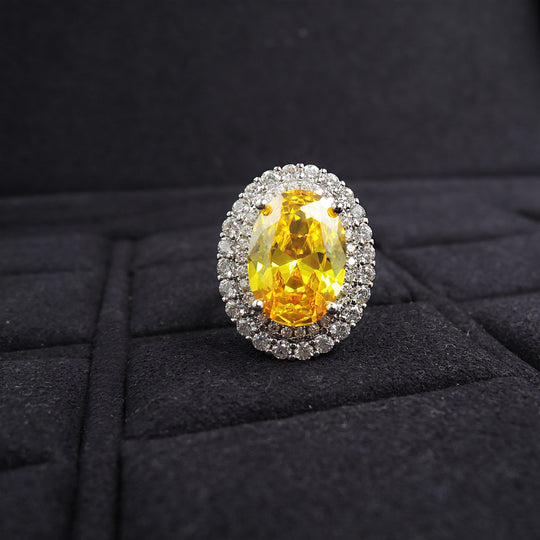 Oval Halo Cocktailring mit großem facettiertem Zentralschmuckstein und doppeltem Pavé-Zirkonrand