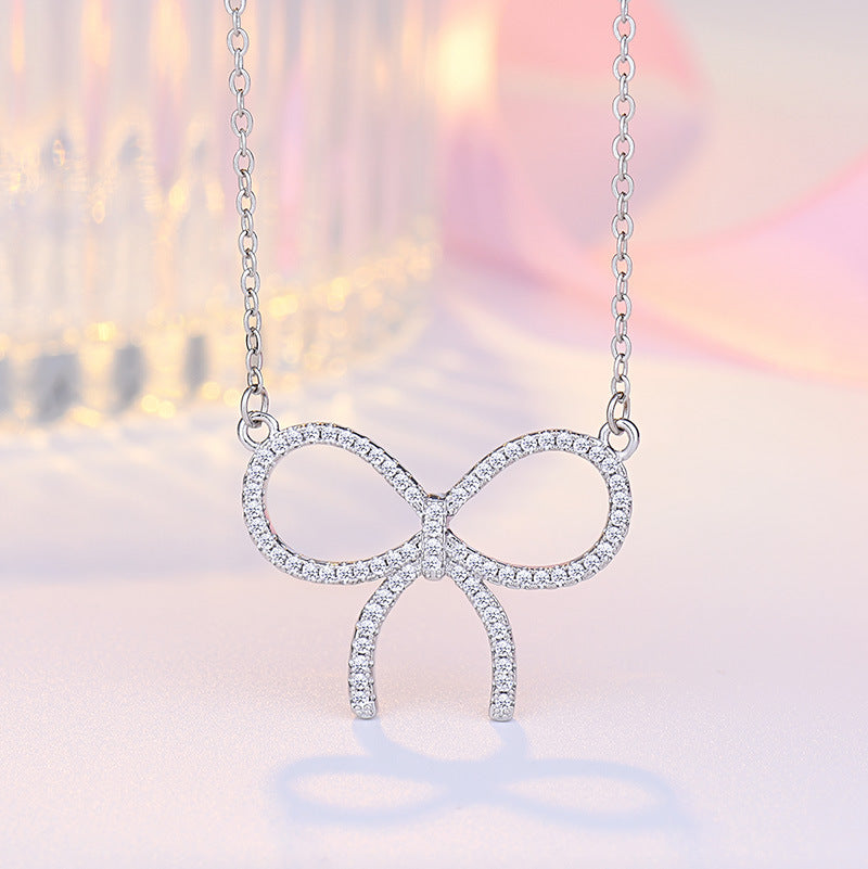 Damen Halskette mit funkelndem Schleifenanhänger und hochwertigem Zirkonia-Besatz Shop Nory