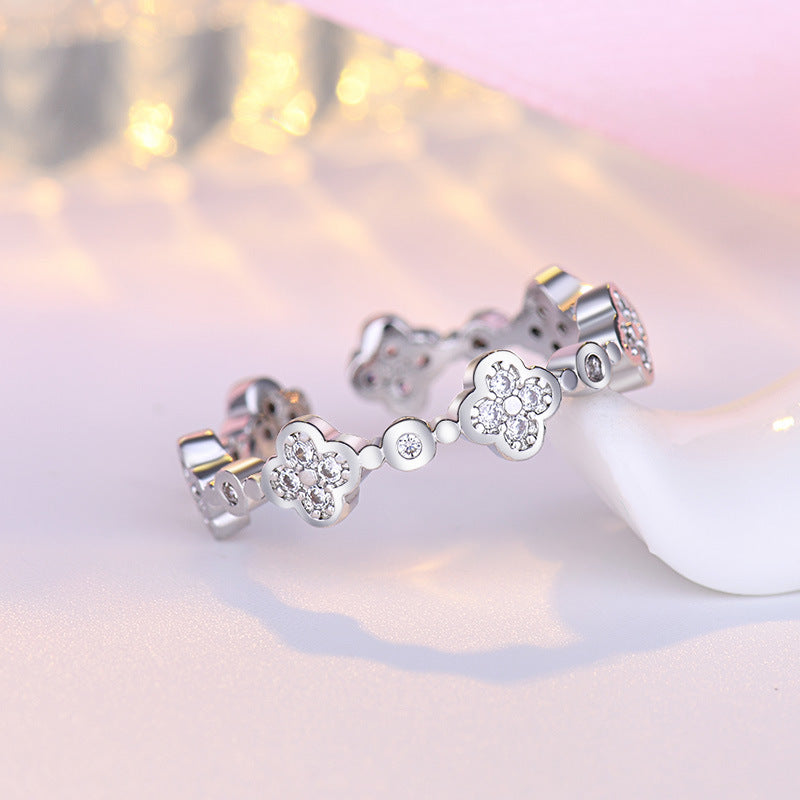 Damenring aus hochwertigem Edelstahl mit floralem Design und funkelnden Kristallen Shop Nory