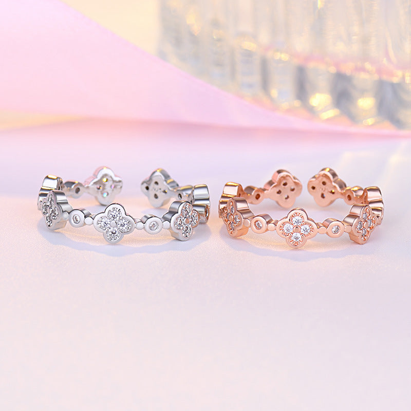 Damenring aus hochwertigem Edelstahl mit floralem Design und funkelnden Kristallen Shop Nory
