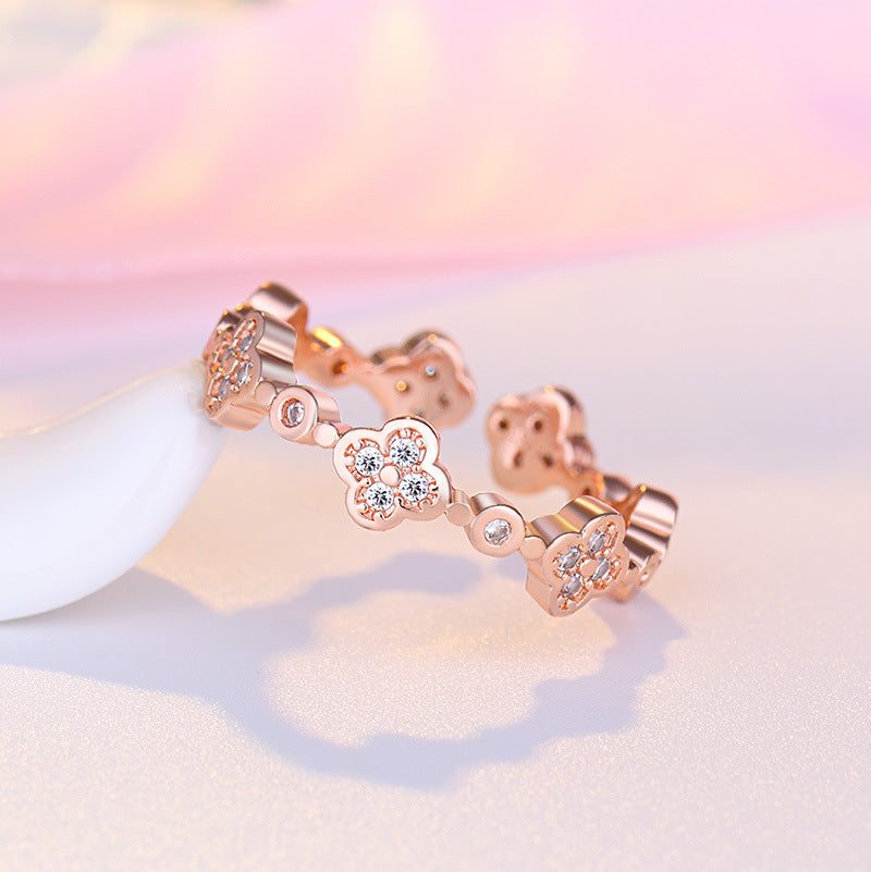 Damenring aus hochwertigem Edelstahl mit floralem Design und funkelnden Kristallen Shop Nory