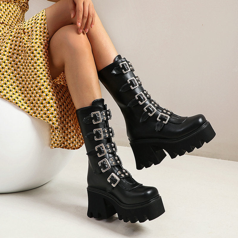 Damen Schaftstiefel mit Plateau, Mehrfachschnallen, Spikes und robuster Lugsohle Shop Nory