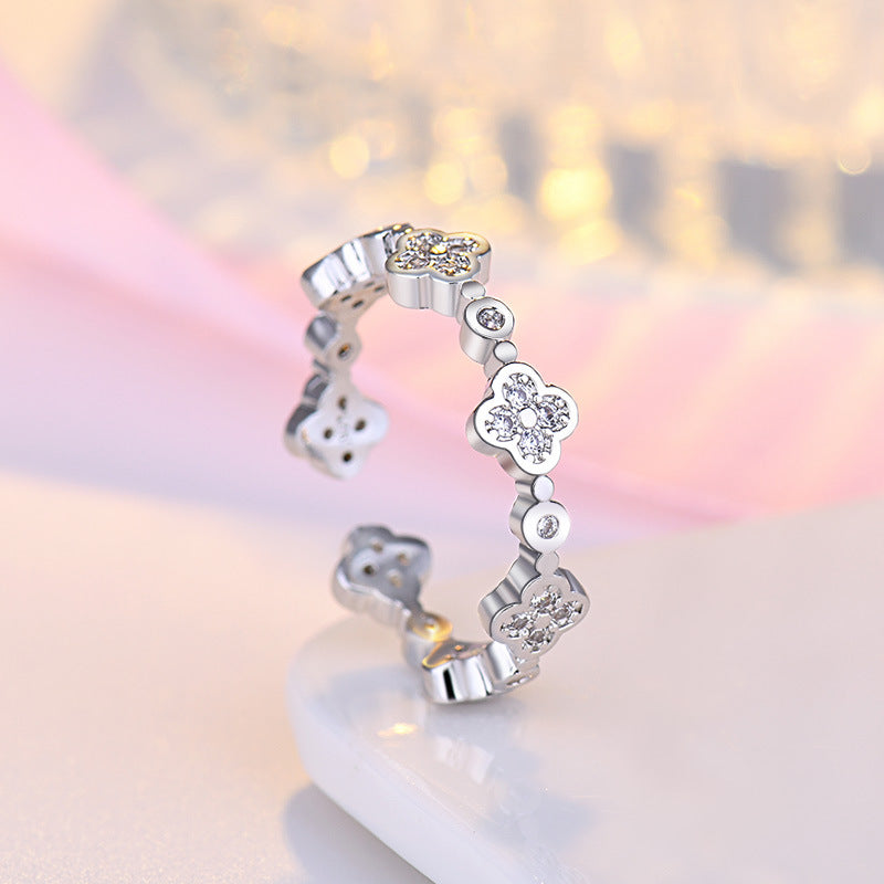 Damenring aus hochwertigem Edelstahl mit floralem Design und funkelnden Kristallen Shop Nory