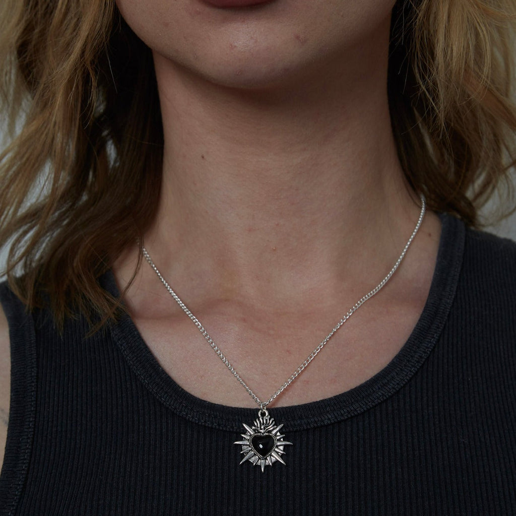 Silber Heiliges Flammendes Schwarzes Herz Anhänger Halskette | Shop Nory