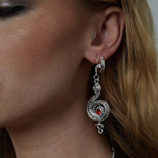 Silberne Gothic Python Schlange mit rotem Stein Charme Ohrringe | Shop Nory