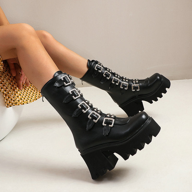 Damen Schaftstiefel mit Plateau, Mehrfachschnallen, Spikes und robuster Lugsohle Shop Nory