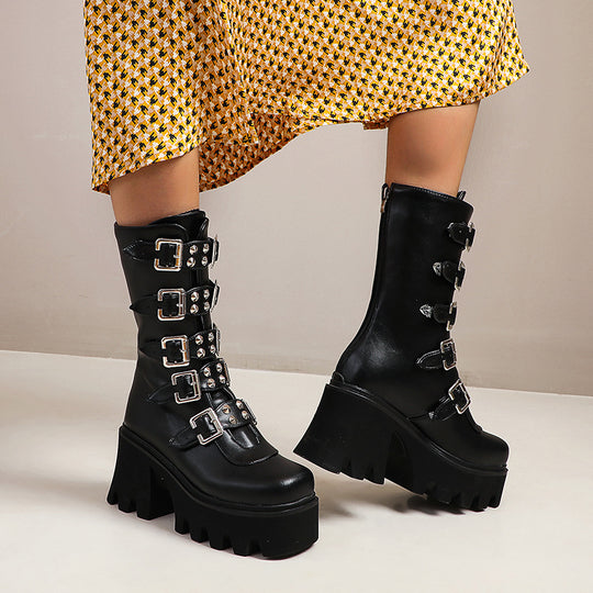 Damen Schaftstiefel mit Plateau, Mehrfachschnallen, Spikes und robuster Lugsohle Shop Nory