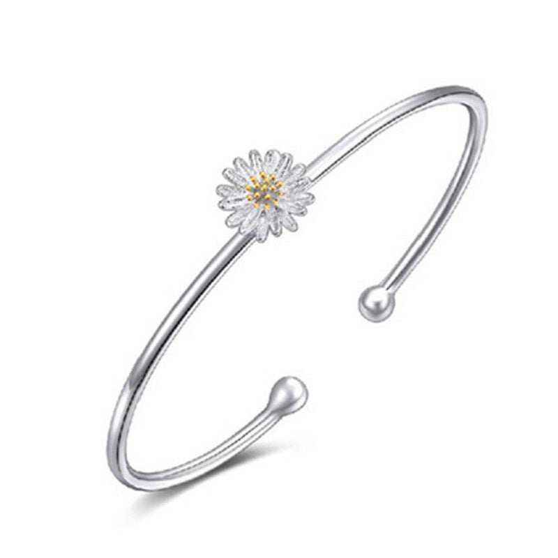 Damenarmreif mit verspieltem Blumenmotiv und funkelnden Kristallen Shop Nory