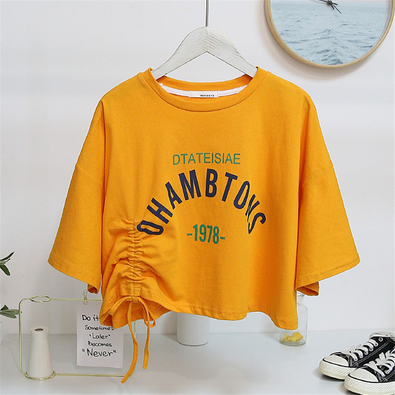 Damen cropped T-Shirt mit lässigem Kordelzug und kreativem Schriftzug