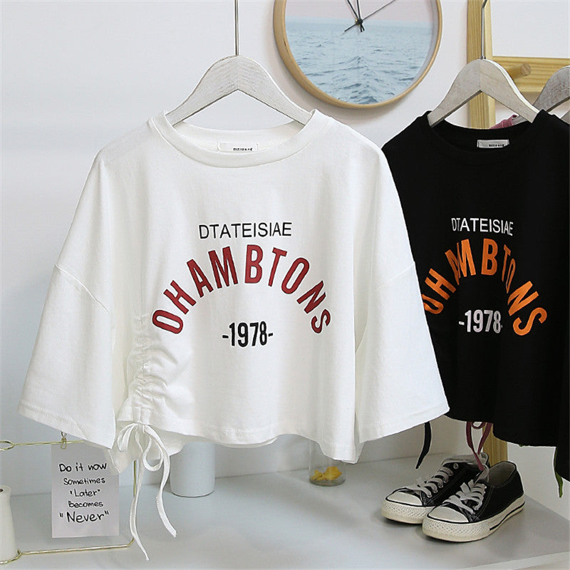 Damen cropped T-Shirt mit lässigem Kordelzug und kreativem Schriftzug