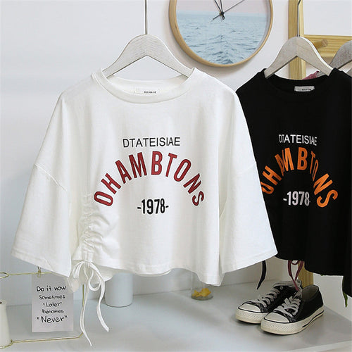 Damen cropped T-Shirt mit lässigem Kordelzug und kreativem Schriftzug