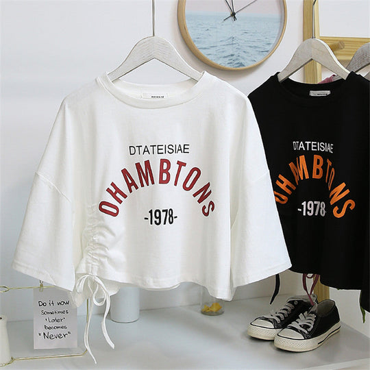 Damen cropped T-Shirt mit lässigem Kordelzug und kreativem Schriftzug