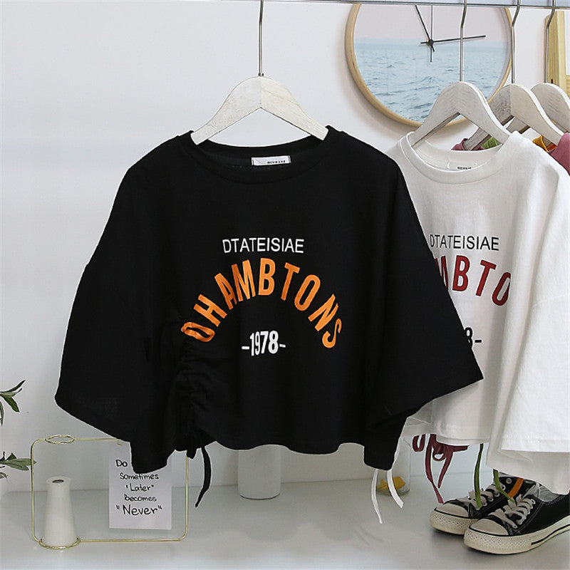 Damen cropped T-Shirt mit lässigem Kordelzug und kreativem Schriftzug