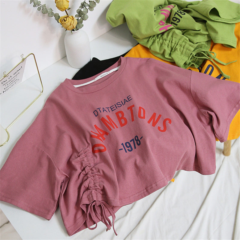Damen cropped T-Shirt mit lässigem Kordelzug und kreativem Schriftzug