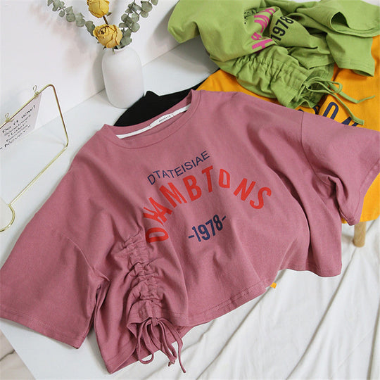 Damen cropped T-Shirt mit lässigem Kordelzug und kreativem Schriftzug