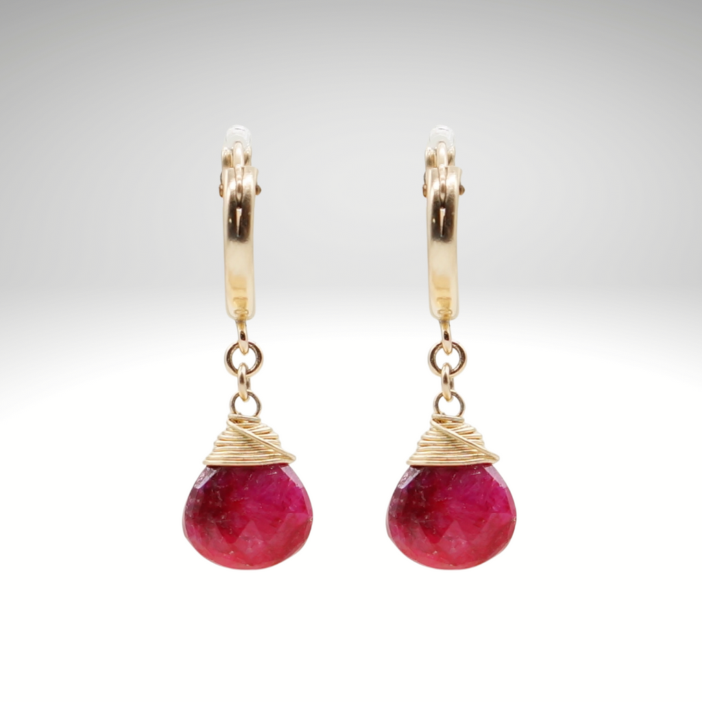 Ruby-Geburtsstein/Zodiac-Huggie-Ohrringe | Shop Nory