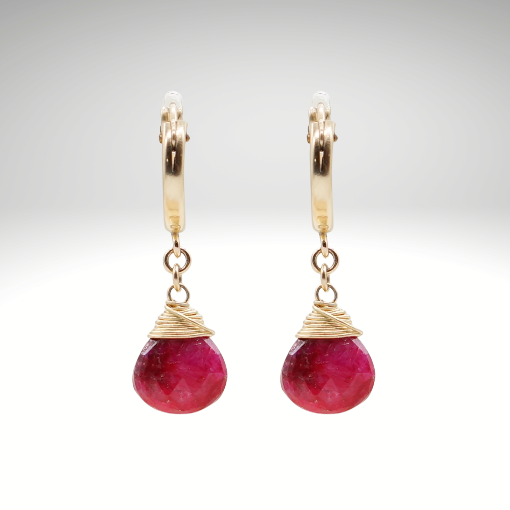 Ruby-Geburtsstein/Zodiac-Huggie-Ohrringe | Shop Nory