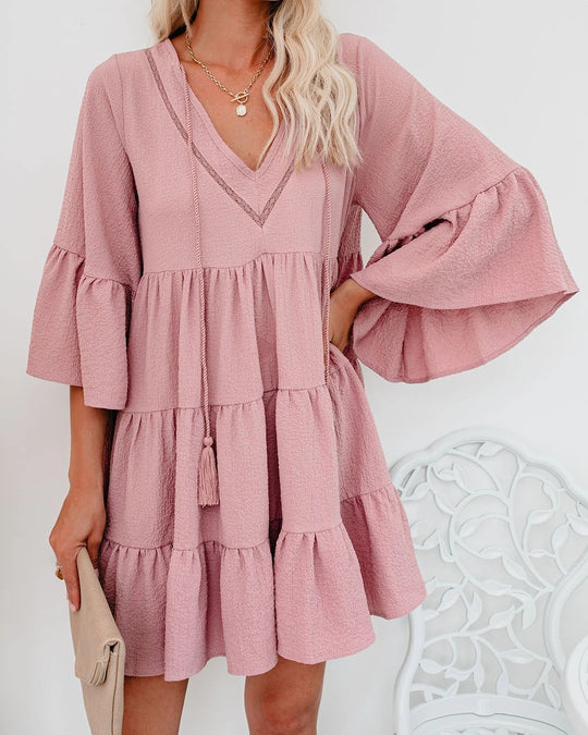 Damen Gestuftes Volantkleid mit V‑Ausschnitt, Quastenband und Glockenärmeln Shop Nory
