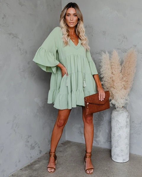 Damen Gestuftes Volantkleid mit V‑Ausschnitt, Quastenband und Glockenärmeln Shop Nory