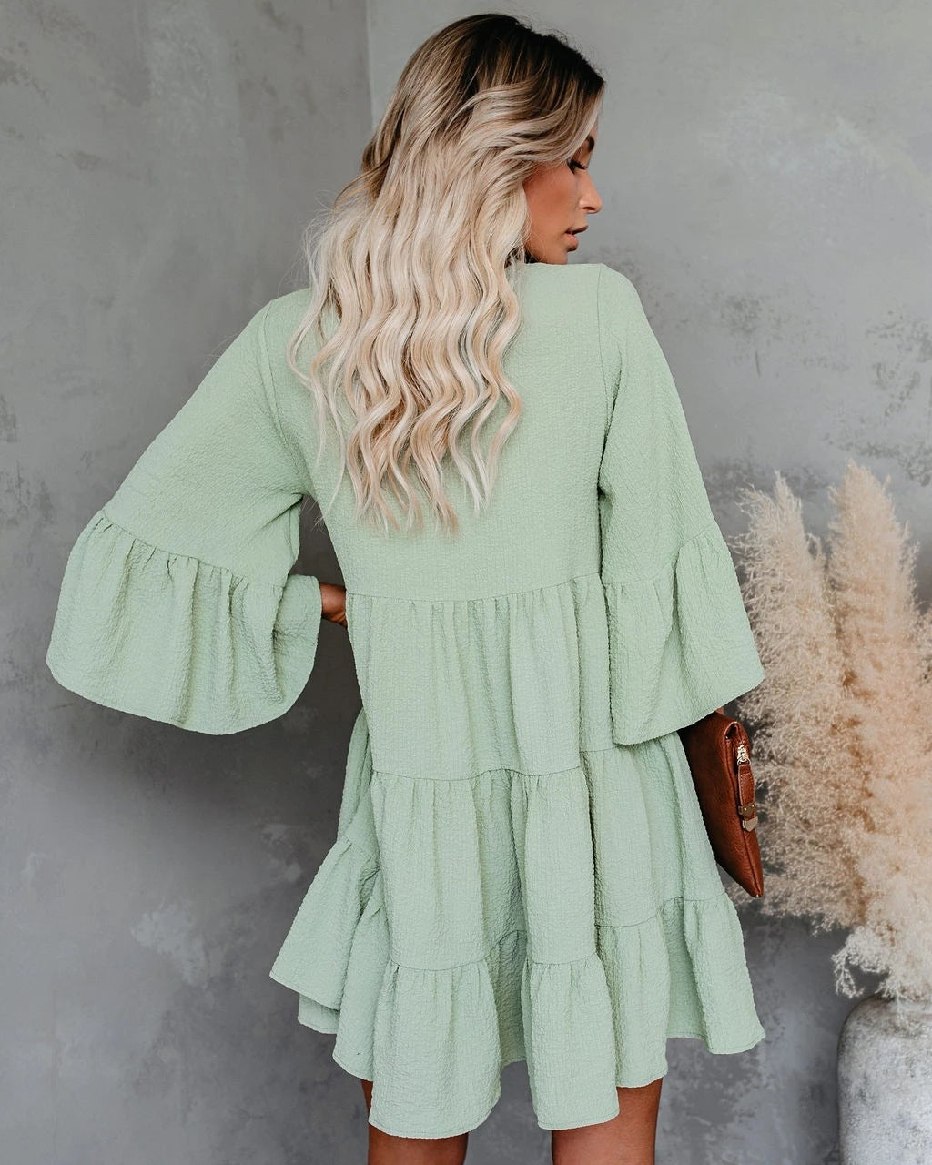 Damen Gestuftes Volantkleid mit V‑Ausschnitt, Quastenband und Glockenärmeln Shop Nory