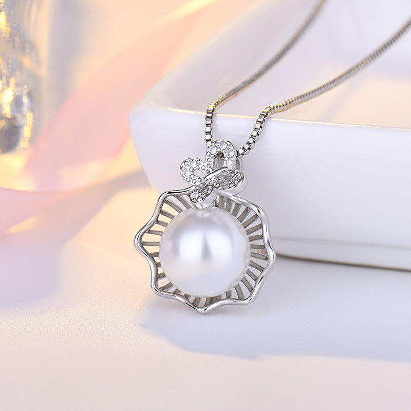 Damen Halskette mit perlbesetztem, floralem Anhänger Shop Nory
