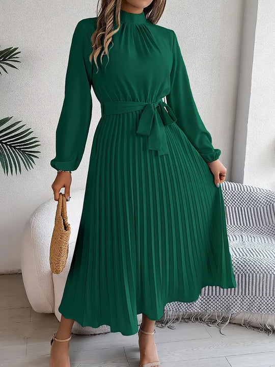 Schlichtes Kleid mit Stehkragen und Plissiertem Gürtel