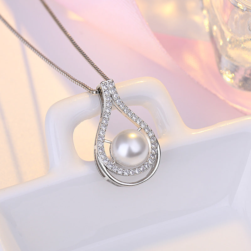 Damen Halskette mit elegantem Tropfen-Anhänger aus feinem Metall und funkelnden Kristallen Shop Nory