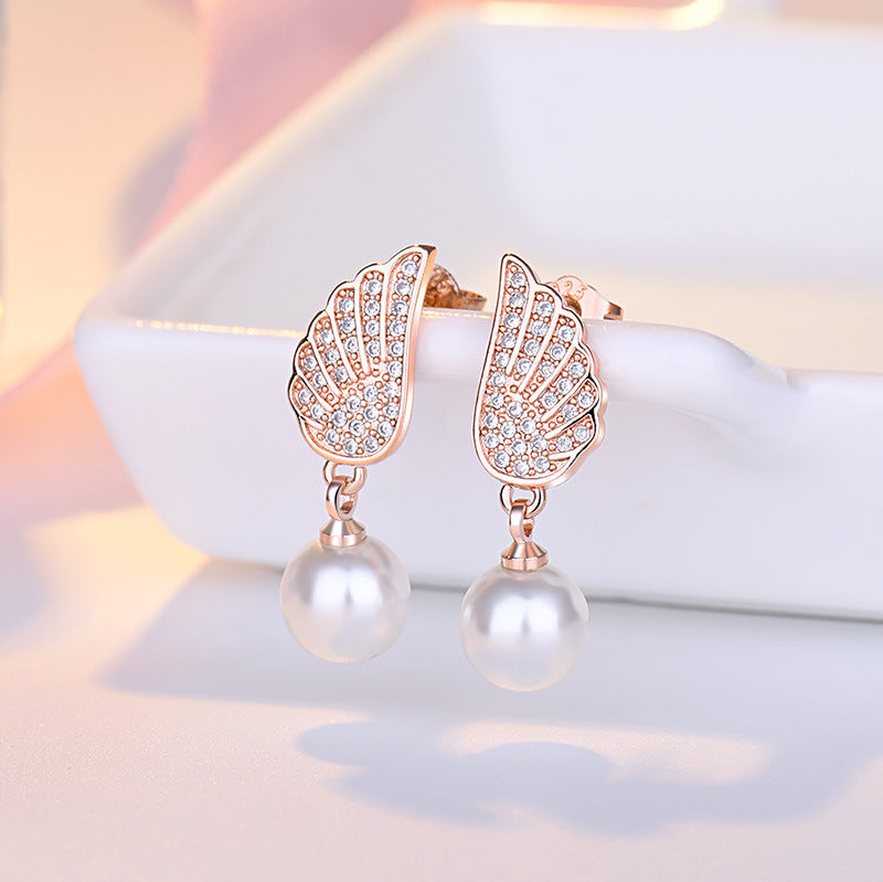 Damen Ohrringe mit elegantem Flügel-Design und Perlenanhänger Shop Nory