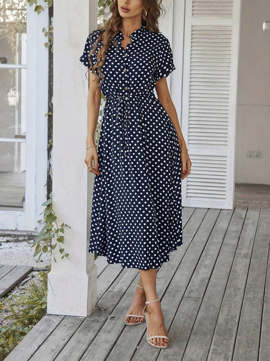 A-linien-kleid mit polka-dot-print und v-ausschnitt