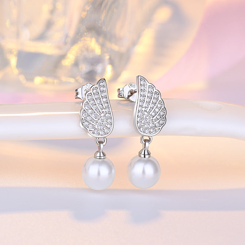 Damen Ohrringe mit elegantem Flügel-Design und Perlenanhänger Shop Nory