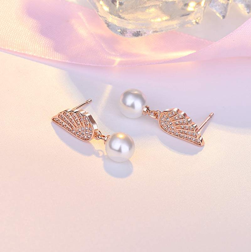 Damen Ohrringe mit elegantem Flügel-Design und Perlenanhänger Shop Nory
