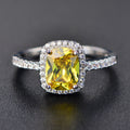 Kissenförmiger Edelstein Halo Verlobungsring mit Pavé-Diamantband