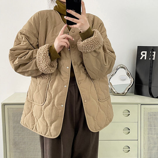 Damen-Steppjacke mit Lammfell-Einsätzen und V-Ausschnitt