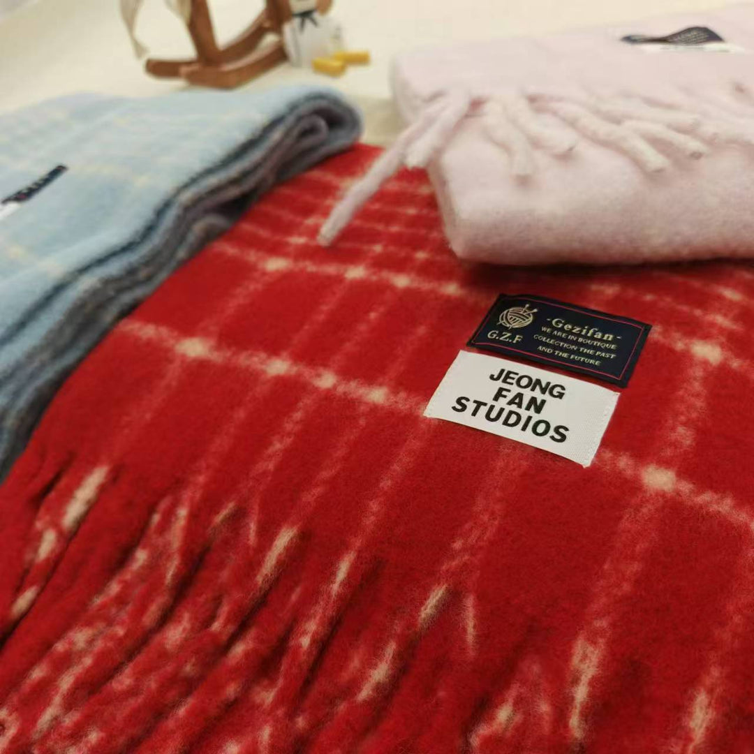Klassischer karierter Wollschal mit Fransen