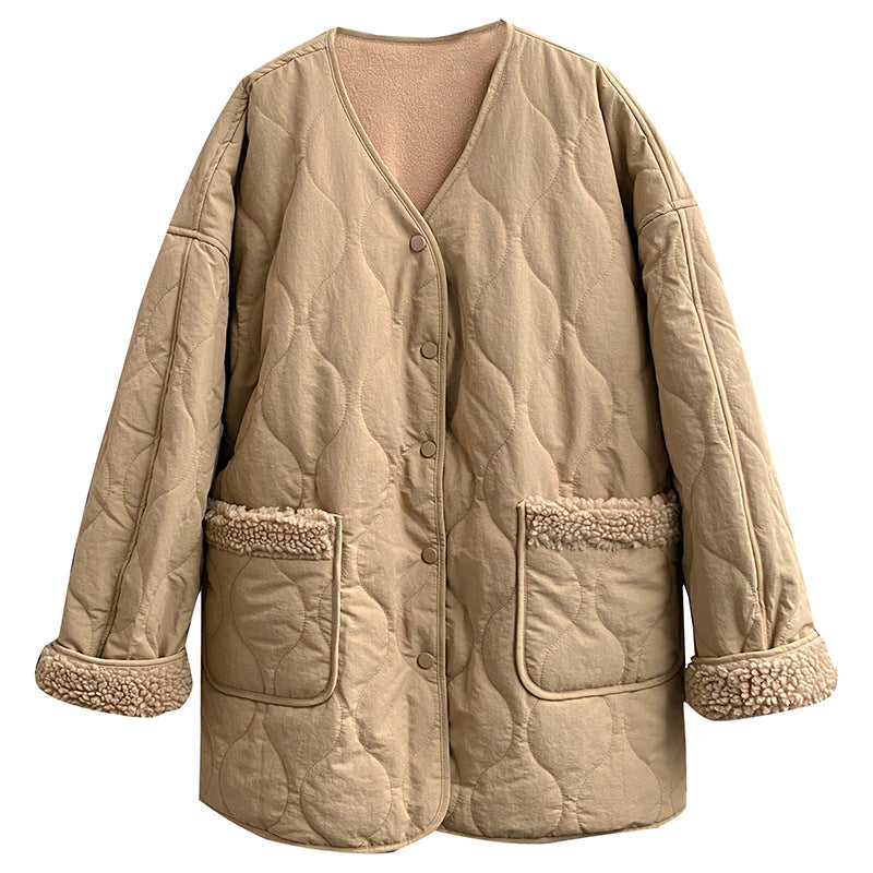 Damen-Steppjacke mit Lammfell-Einsätzen und V-Ausschnitt