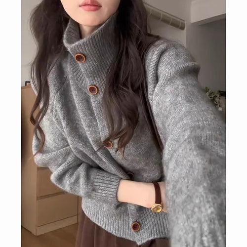 Damen-Strickjacke mit Rollkragen und Knopfleiste