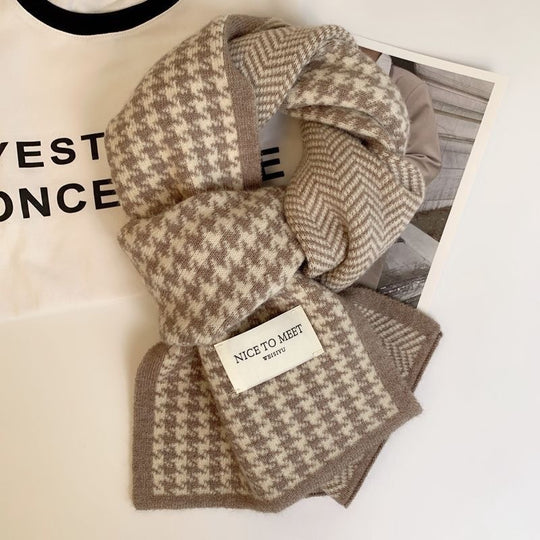 Strickschal mit Hahnentrittmuster