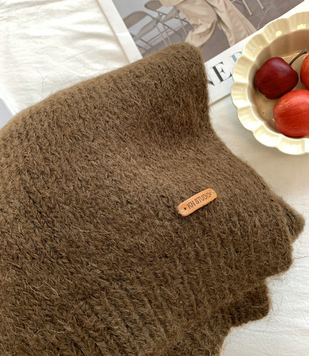 Weicher Schal mit Alpakawollanteil und Leder-Label