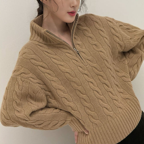 Zopfmuster-Strickpullover mit Reißverschluss und Stickerei