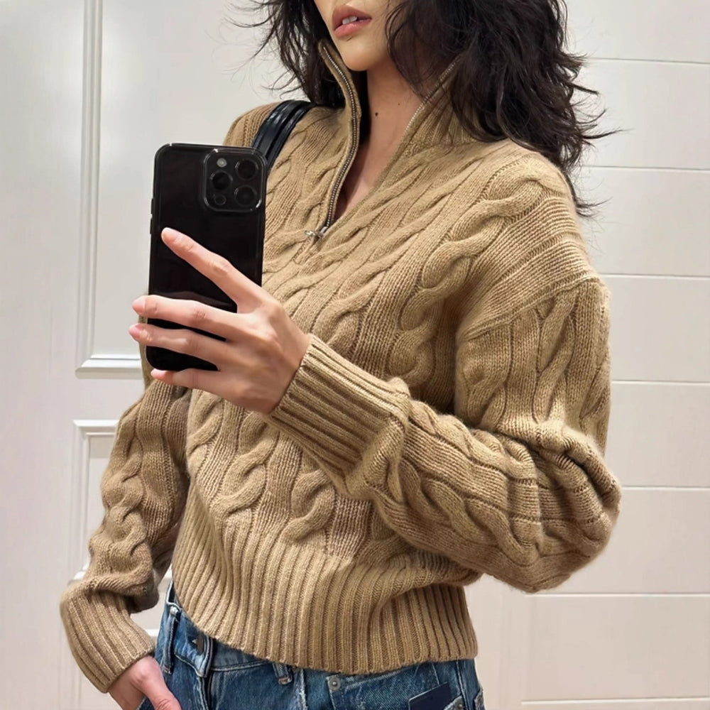 Zopfmuster-Strickpullover mit Reißverschluss und Stickerei