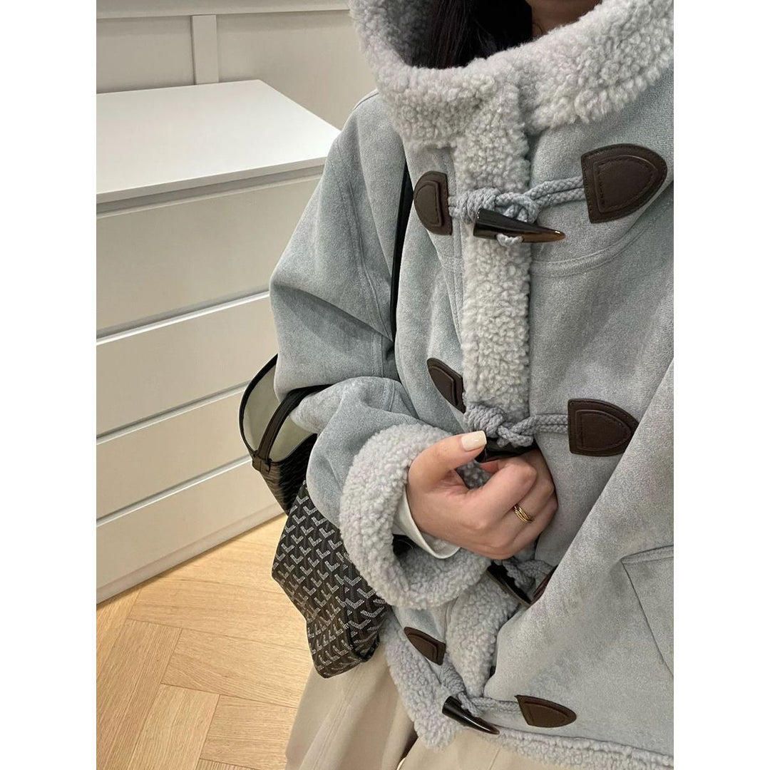 Moderne Kapuzenjacke aus Lammfell-Imitat mit Knebelknöpfen