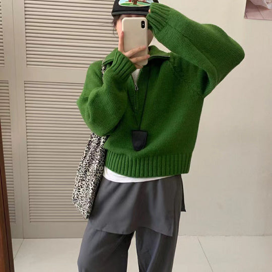 Moderner Strickpullover mit Stehkragen und Reißverschluss