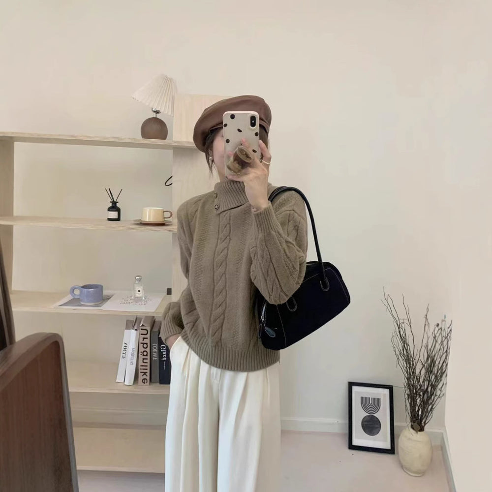 Kurzer Zopfmuster-Pullover mit asymmetrischem Ausschnitt