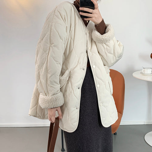 Damen-Steppjacke mit Lammfell-Einsätzen und V-Ausschnitt